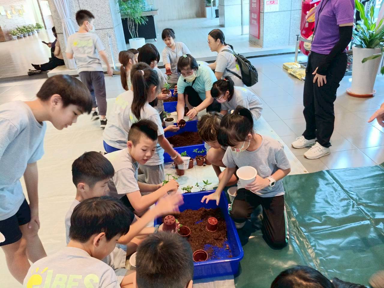 LINE_ALBUM_20251014嘉寶國小三四年級環3課程_251016_14.jpg